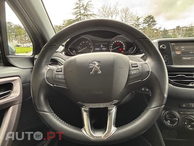 Peugeot 2008 1.2 PURETECH STYLE