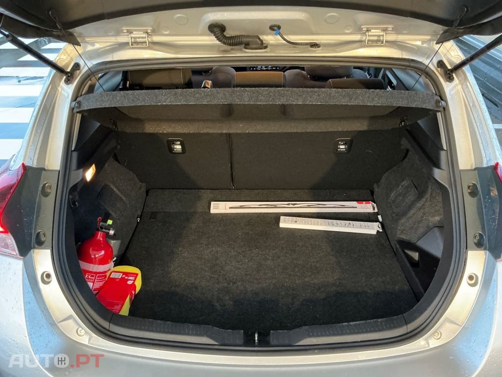 Toyota Auris 1.8 Hybrid Design Edition