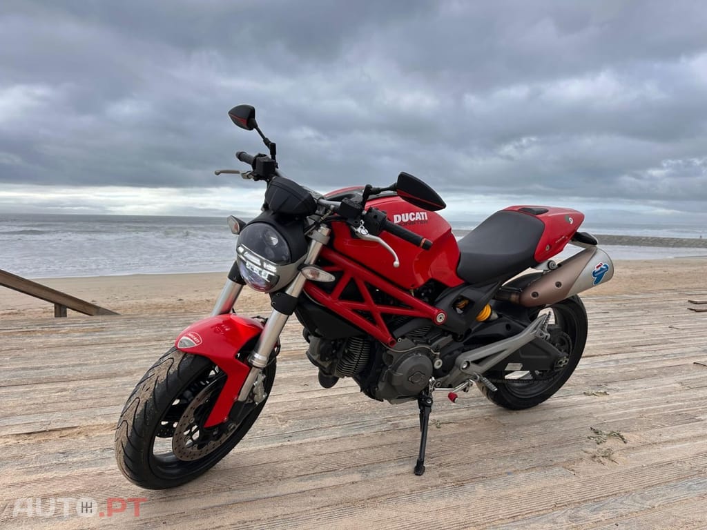Ducati Monster 696