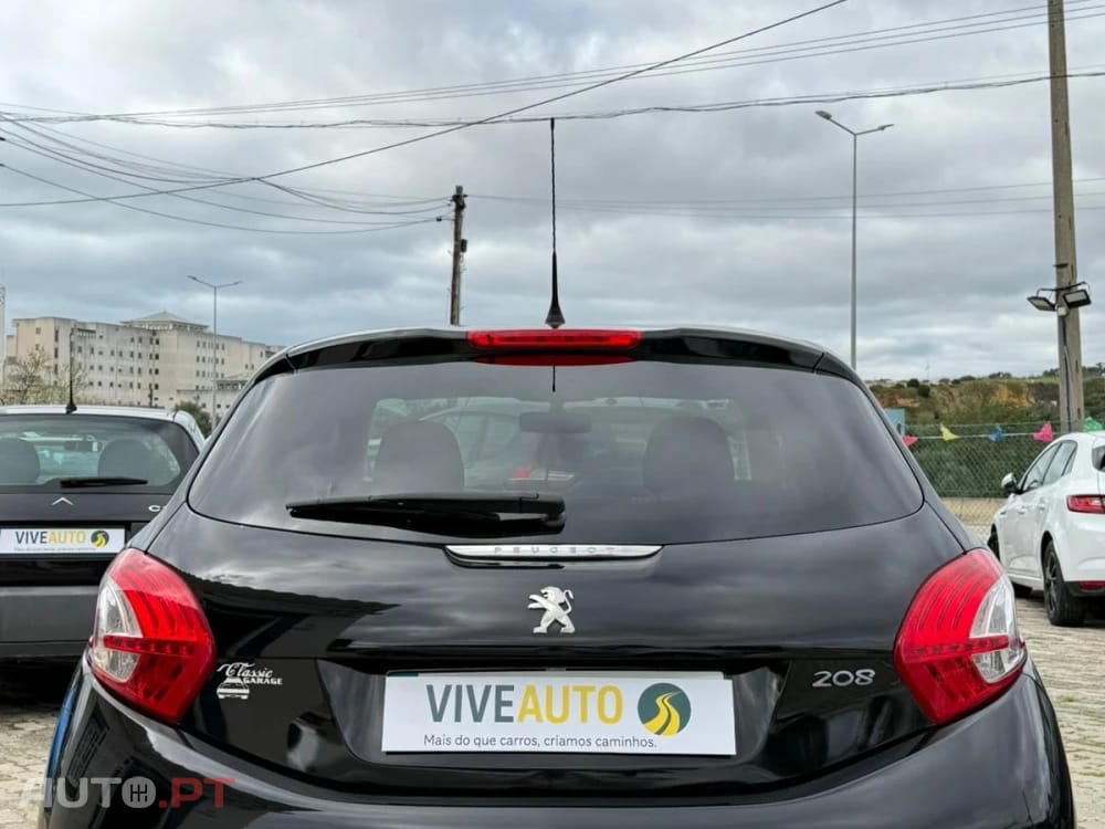 Peugeot 208 Outro