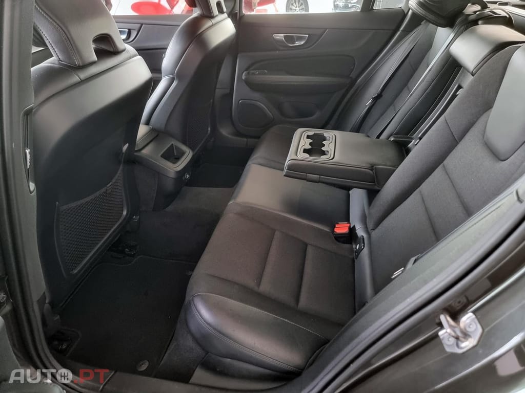 Volvo V60 2.0 T4 Momentum Plus