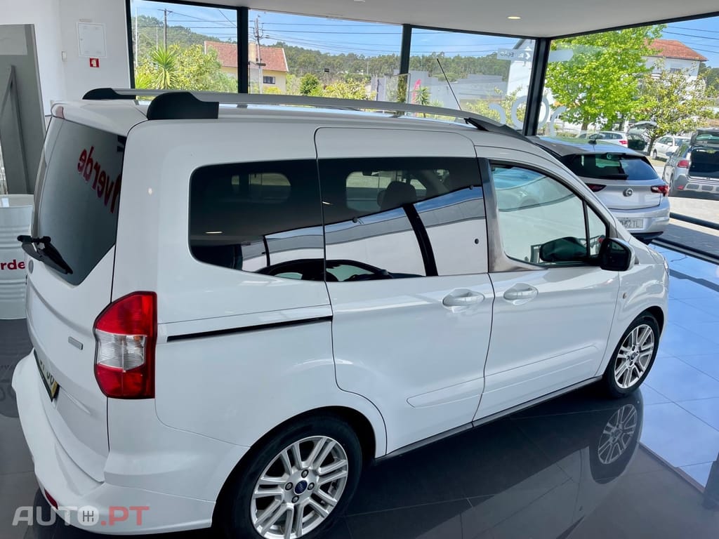 Ford Courier EcoBoost Titanium