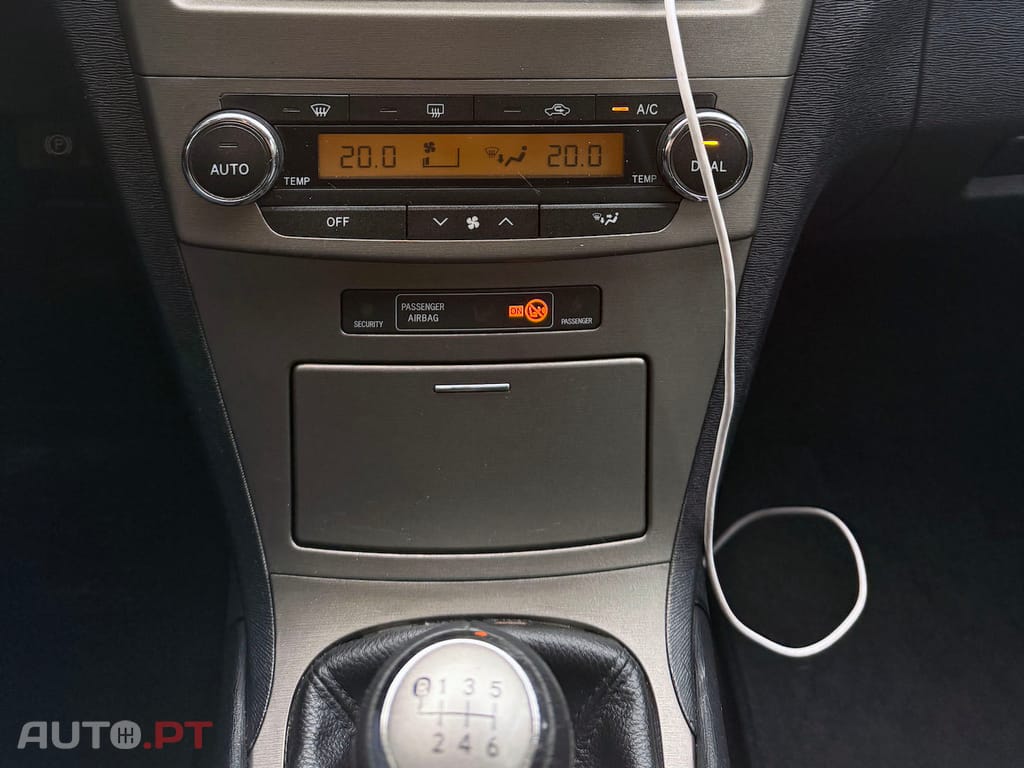 Toyota Avensis TOYOTA AVENSIS 2.0 D4D LUXURI+GPS+PELE+MULTIMÉDIA