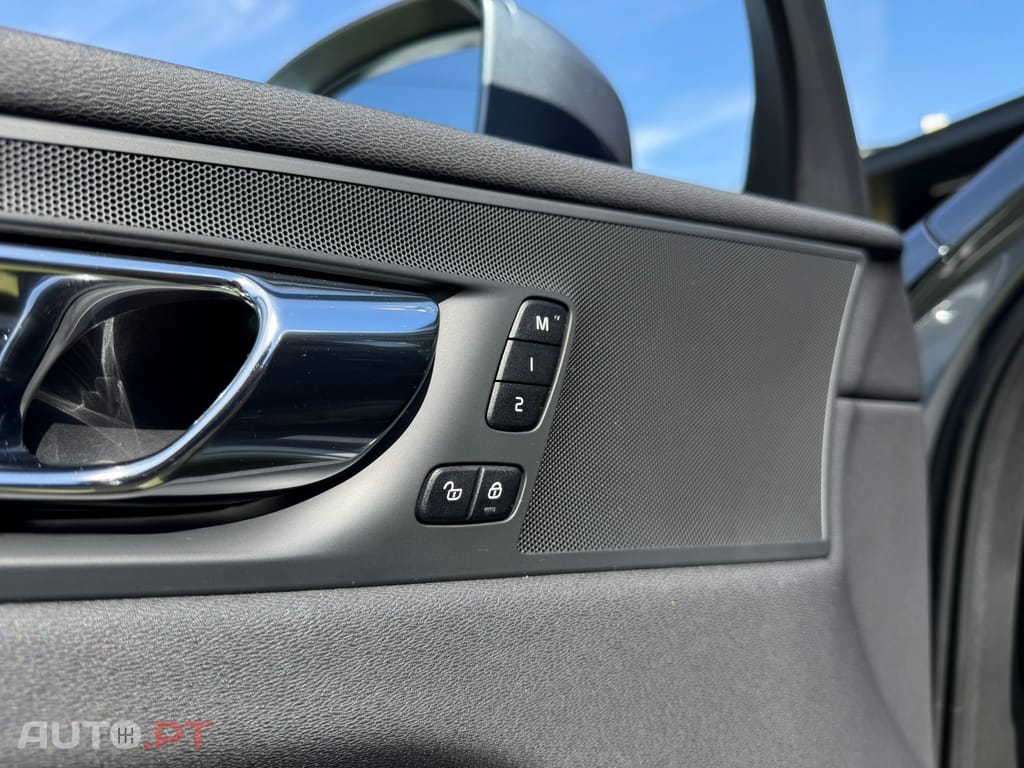 Volvo XC60 2.0 T8 PHEV Momentum Plus AWD