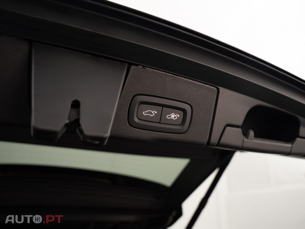 Volvo XC60 2.0 T6 PHEV Ultra Dark AWD