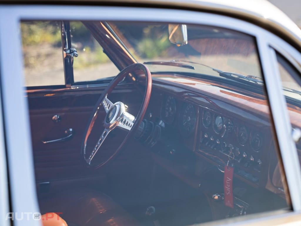 Jaguar S-Type 3.8