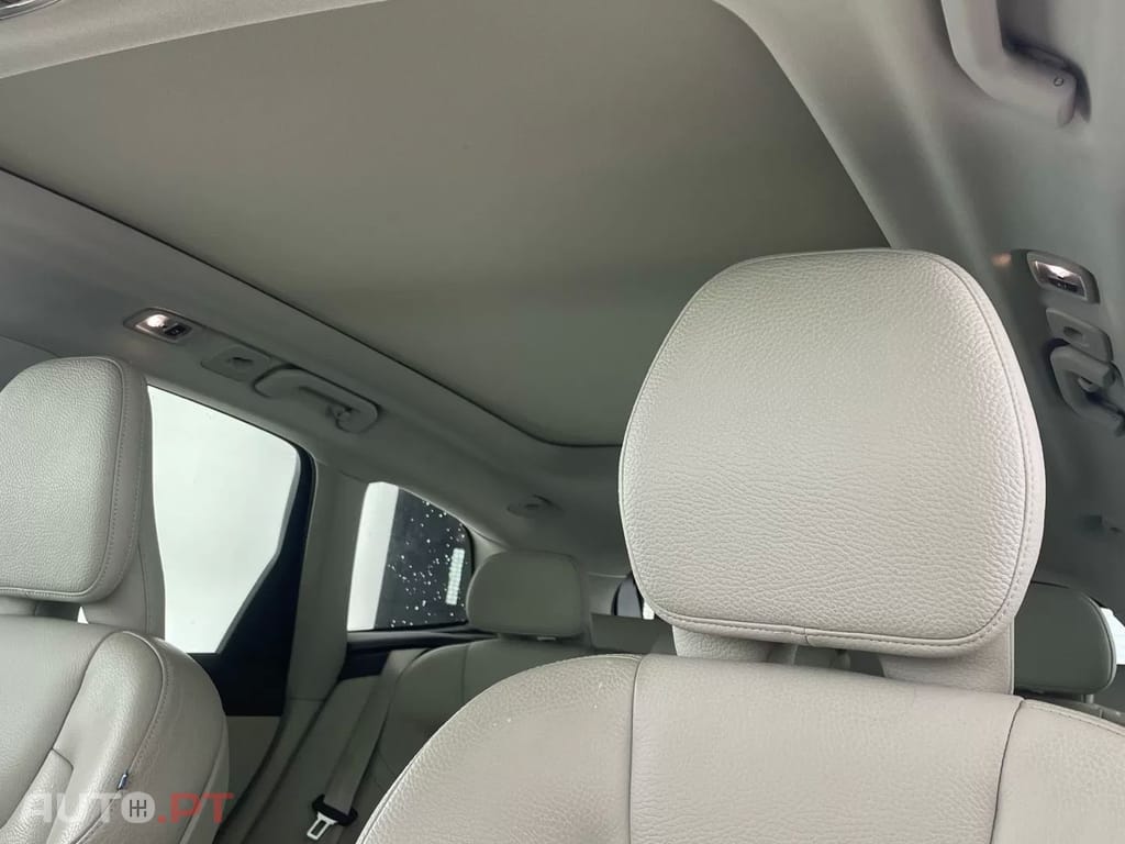 Volvo XC60 2.0 B4 Momentum Plus