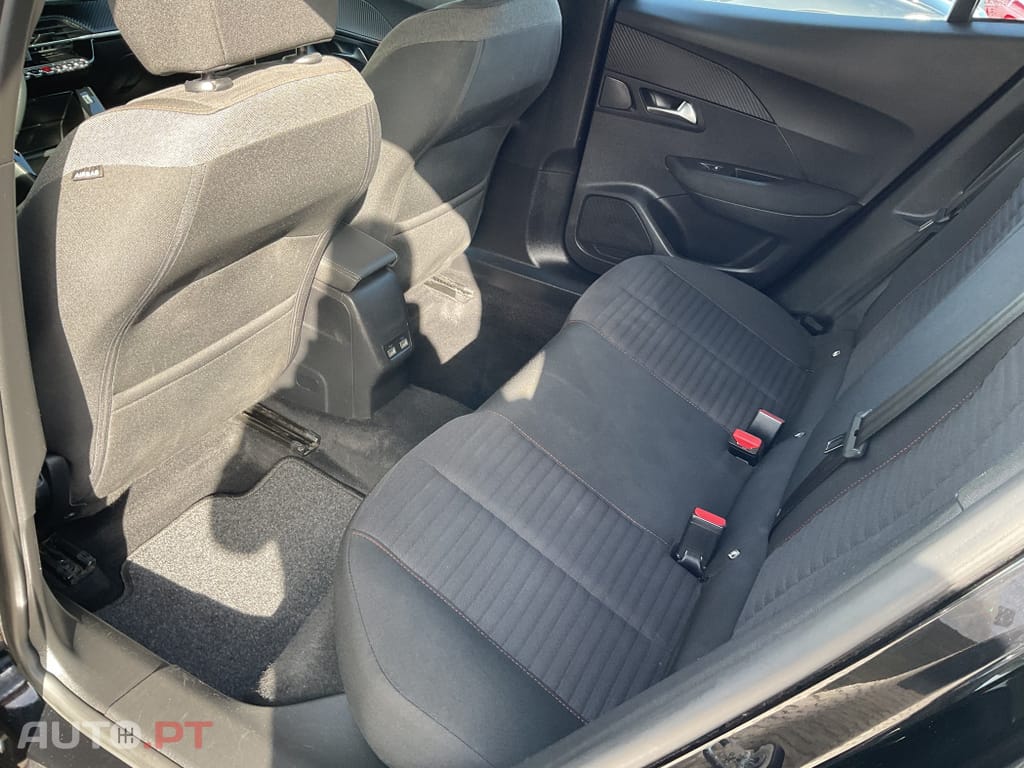 Peugeot E-2008 50 kWh Active