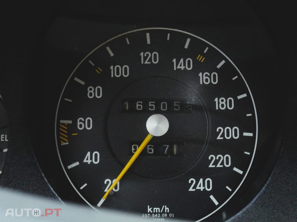 Mercedes-Benz SL 350 R107