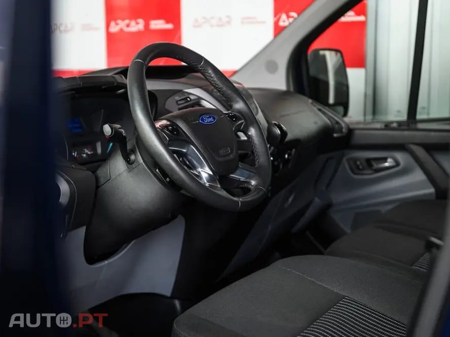Ford Transit Custom Adaptada p/ 3 cadeiras de rodas