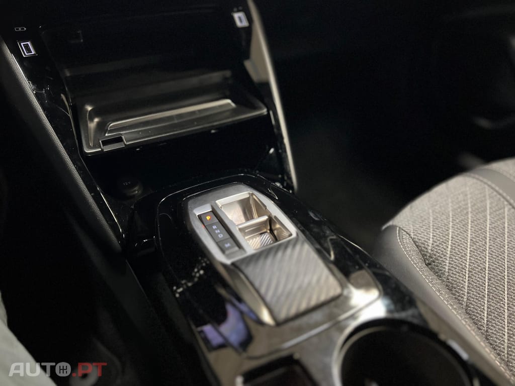 Peugeot 2008 1.2 Hybrid Allure e-DCS6