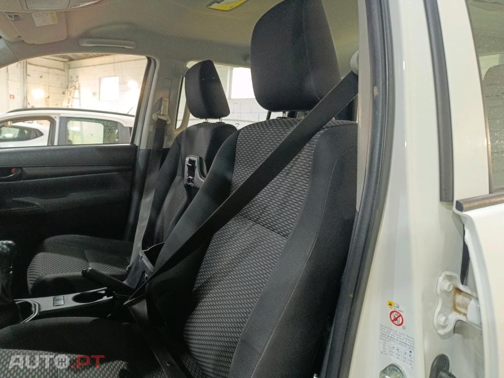 Toyota Hilux 2.4 D-4D 2WD CD