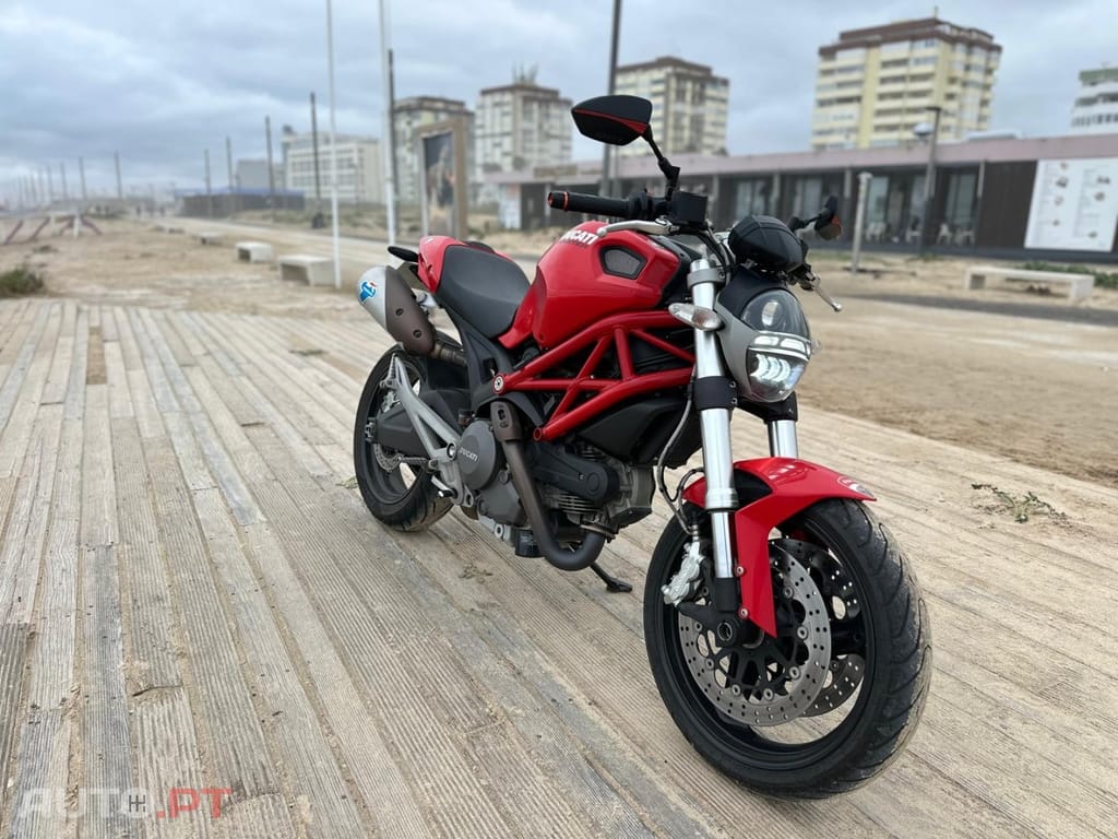 Ducati Monster 696