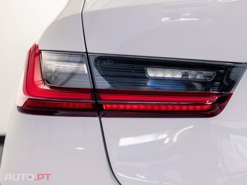 BMW 330 e Pack Desportivo M Auto
