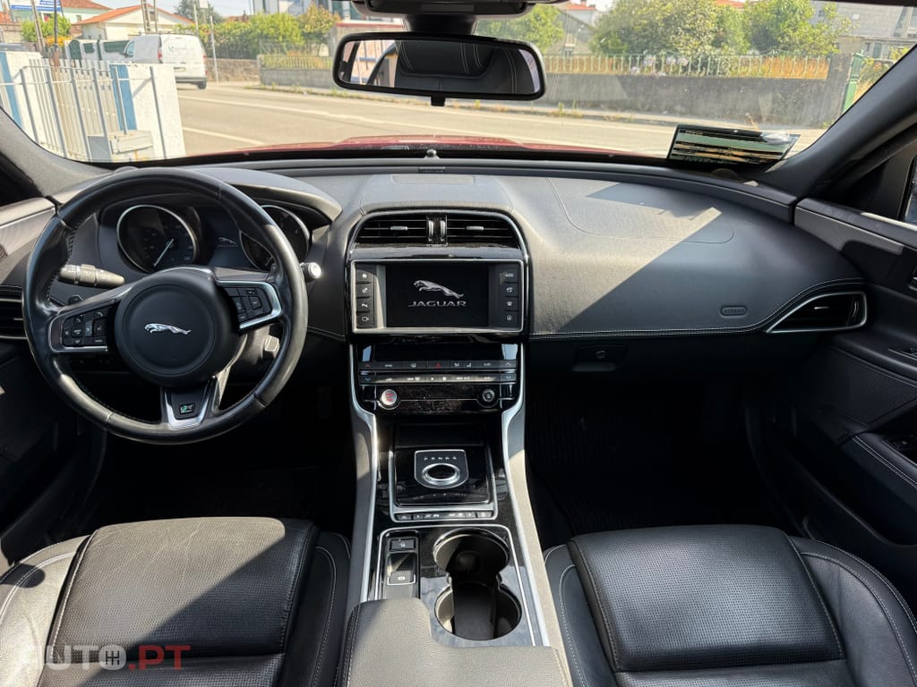 Jaguar XE 2.0 D Portfolio Aut.