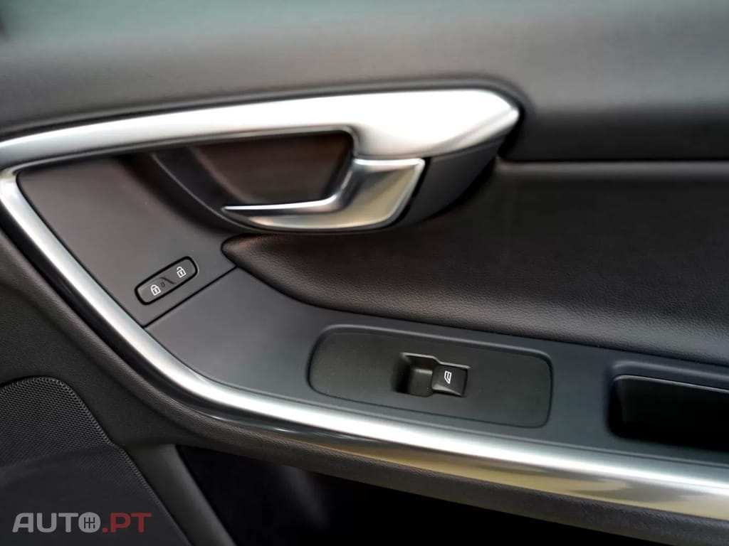 Volvo V60 2.4 D6 Momentum AWD Phev