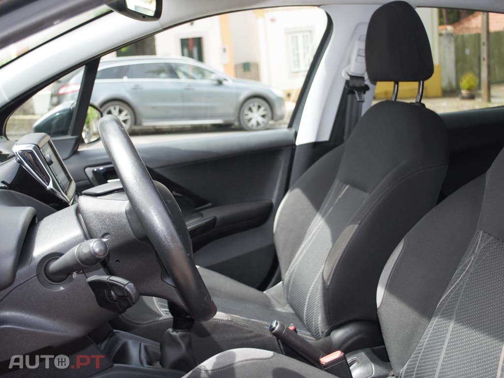 Peugeot 208 Allure 1.6 HDI 70CV