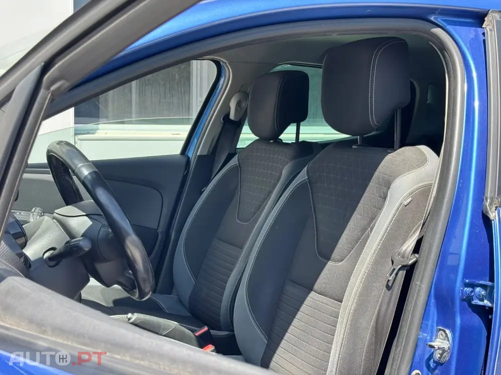 Renault Clio Outro