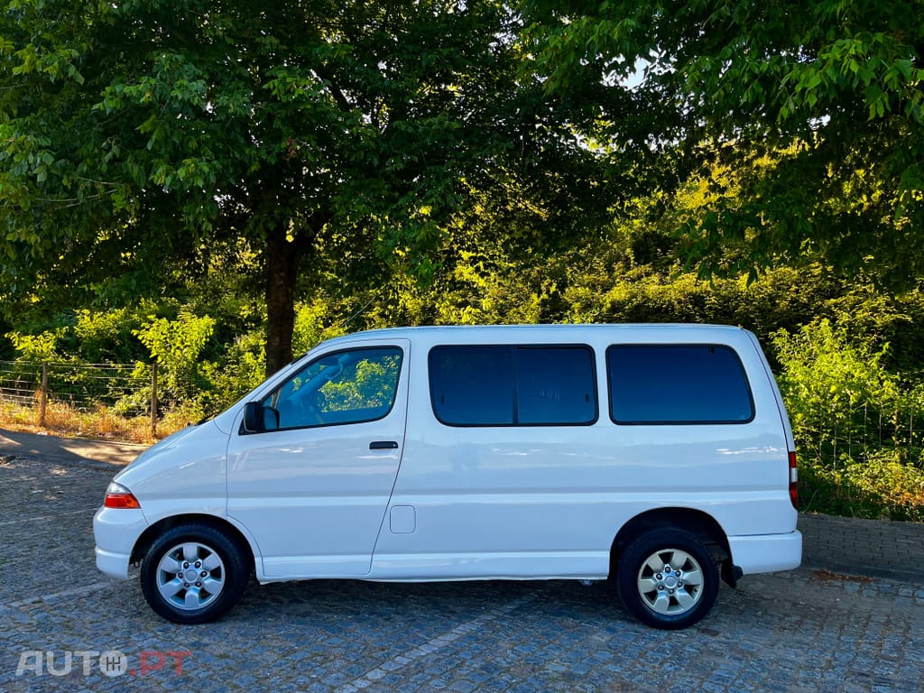 Toyota HiAce 9 Lugares