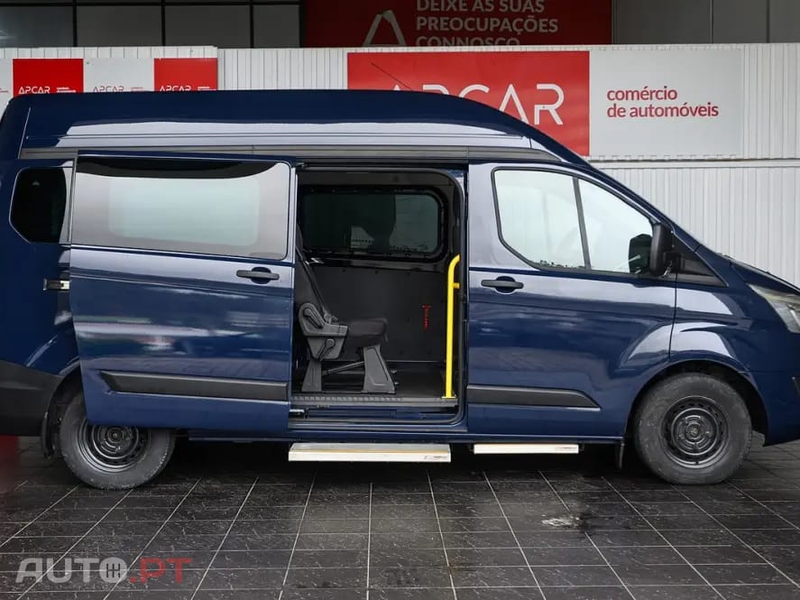 Ford Transit Custom Adaptada p/ 3 cadeiras de rodas