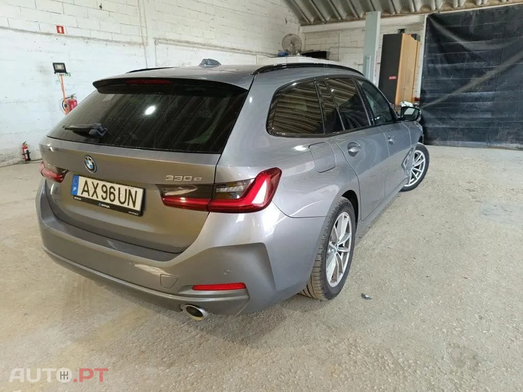 BMW 330 e Touring Auto
