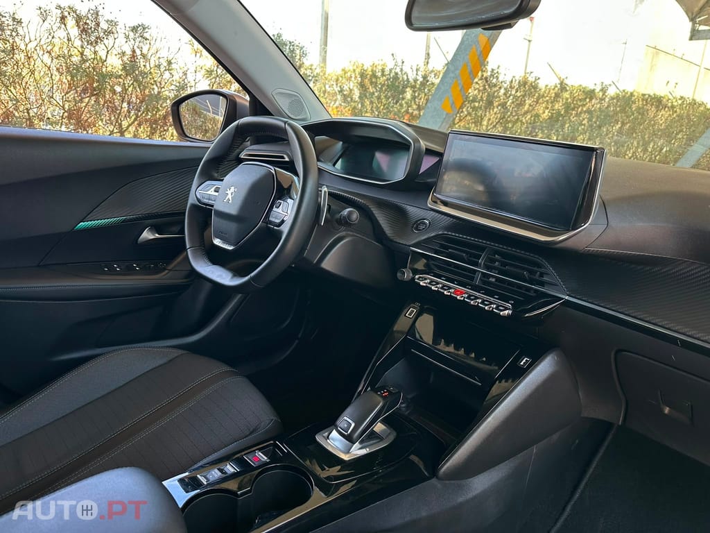 Peugeot 2008 1.2 PureTech Allure EAT8