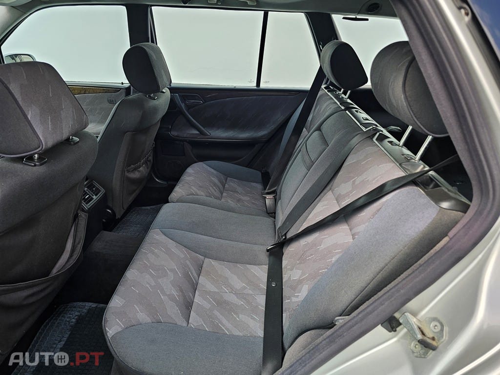 Mercedes-Benz E 220 Cx/Auto 143Cv