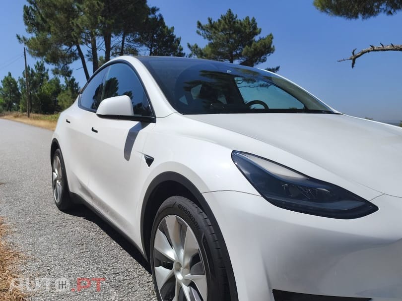 Tesla Model Y SR RWD — fotografia 13