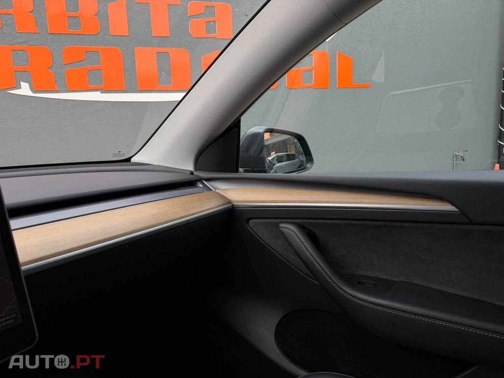 Tesla Model Y Long-Range RWD