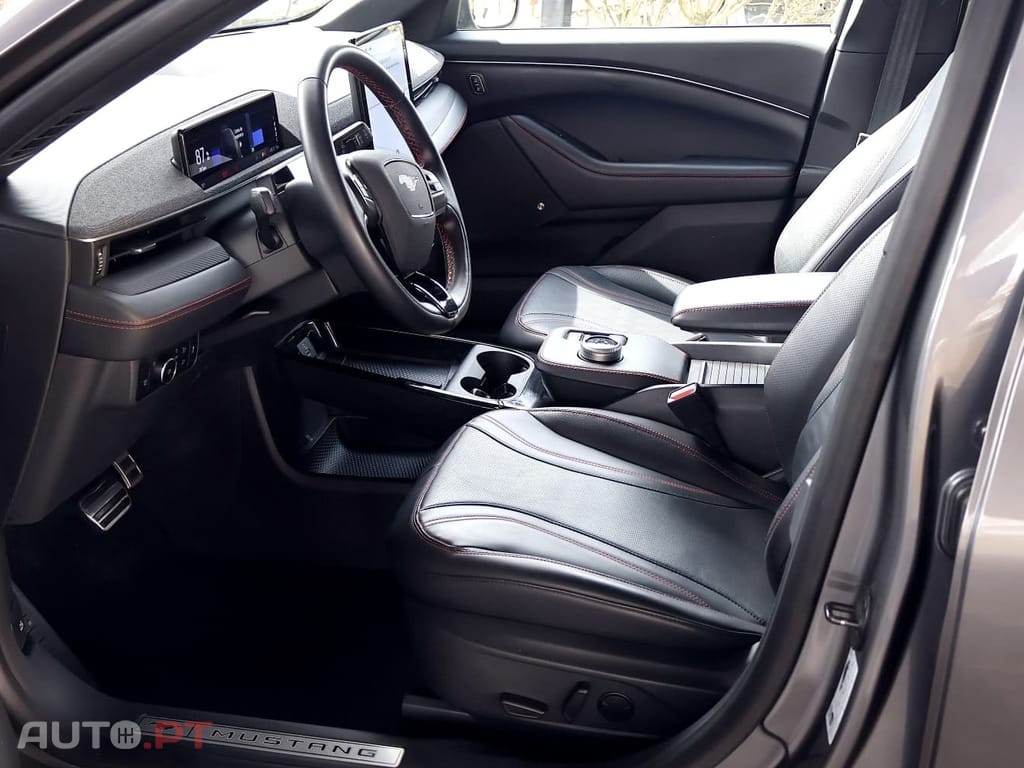 Ford Mustang Mach-E AWD PREMIUM