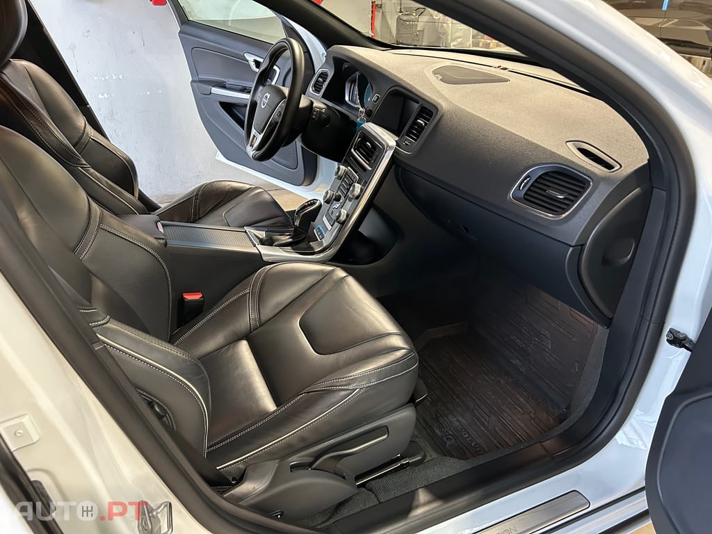 Volvo V60 R-Design D6 PLUG IN