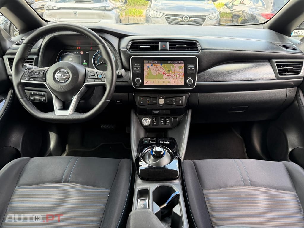 Nissan Leaf N-Connecta Two Tone