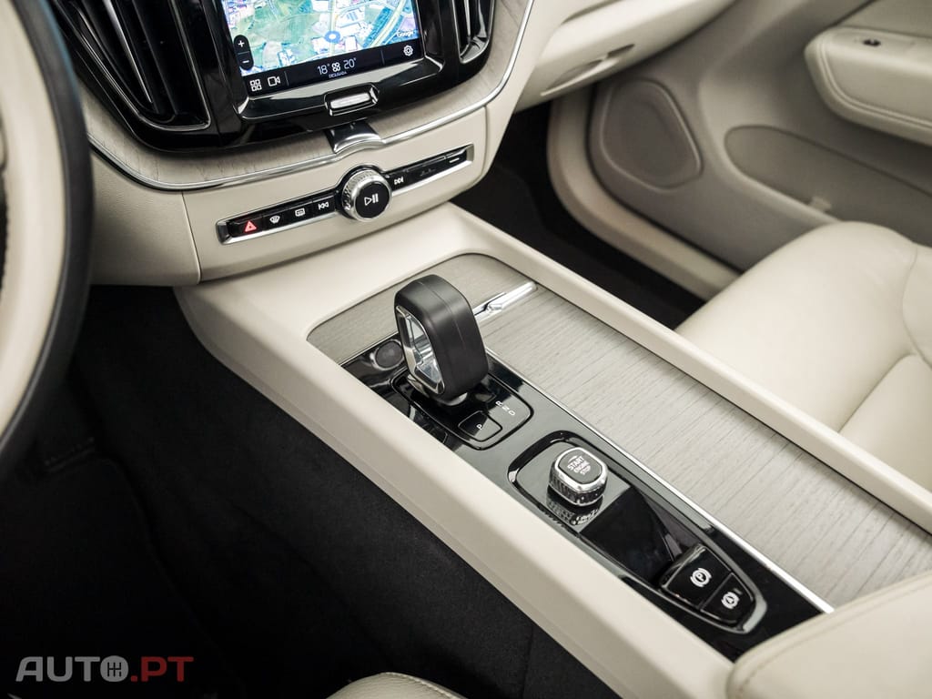 Volvo XC60 2.0 T6 PHEV Core AWD