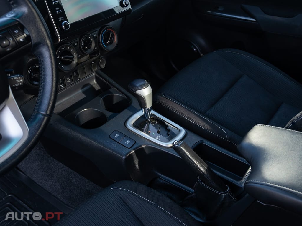 Toyota Hilux 2.4 D-4D 4WD CD Tracker S CA