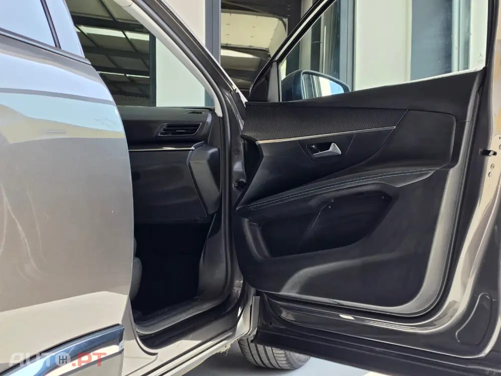 Peugeot 3008 1.6 Hybrid Allure e-EAT8