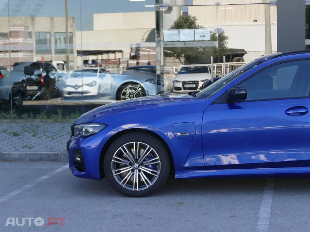 BMW 330 e Pack Desportivo M Auto