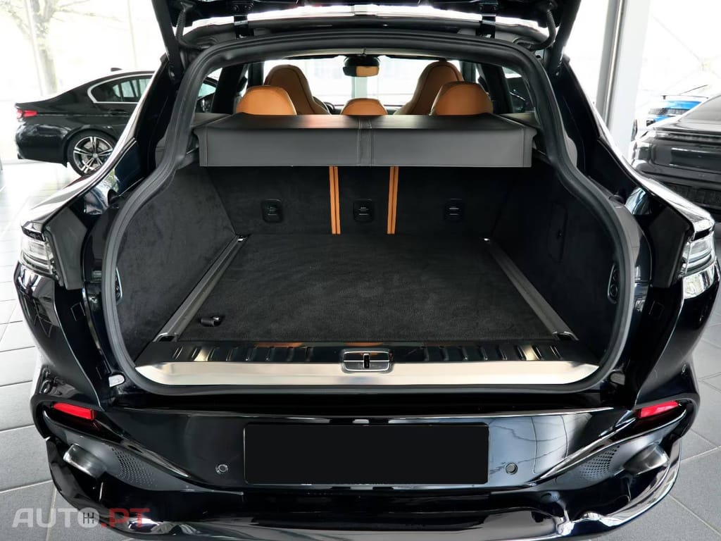 Aston Martin DBX 4.0 V8