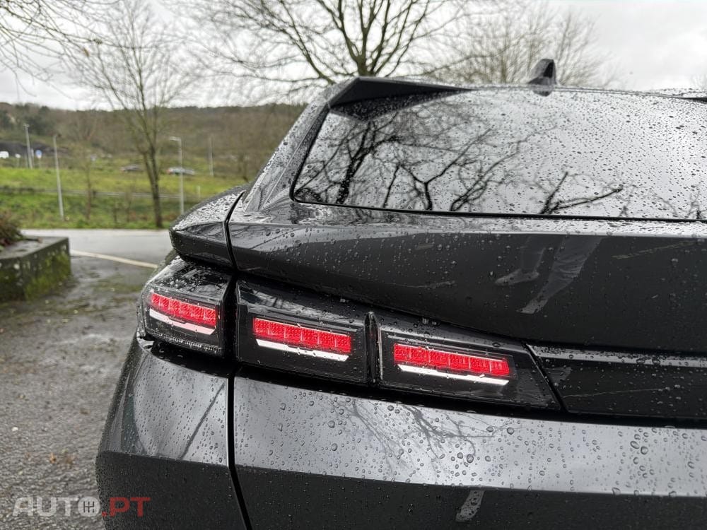 Peugeot 408 1.6 Hybrid Allure Pack e-EAT8