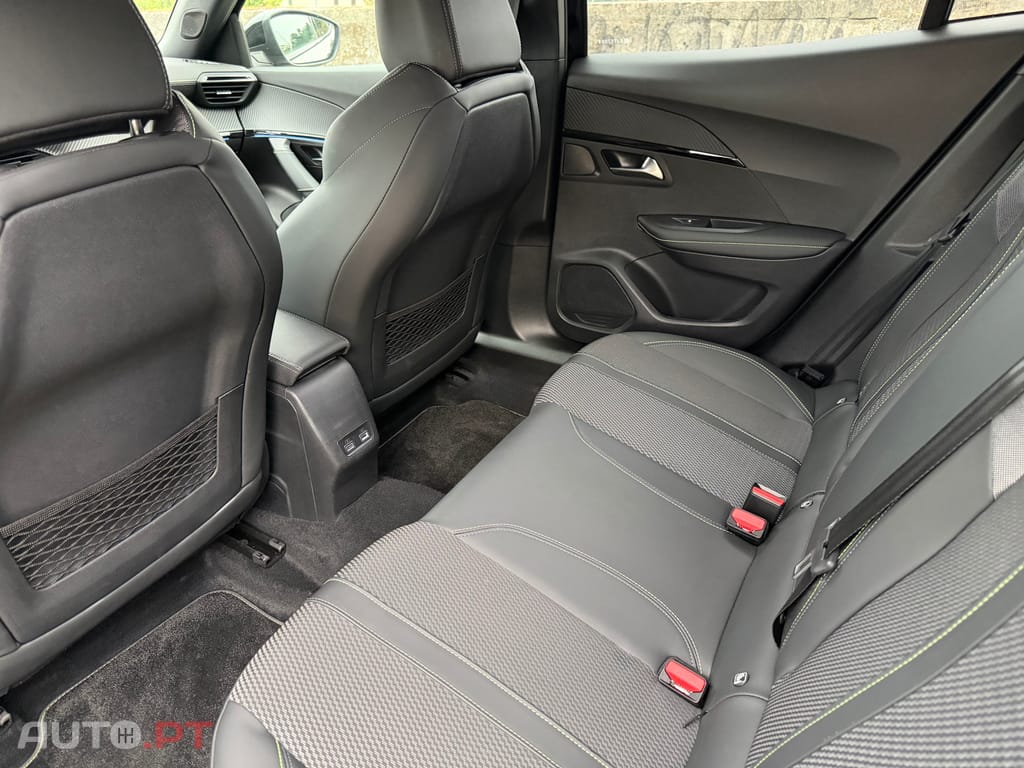 Peugeot E-2008 54 kWh GT