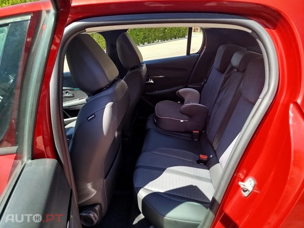 Peugeot 208 Allure 50 kWh 136cv