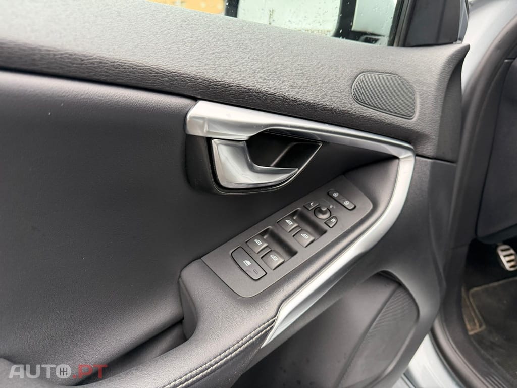 Volvo V40 2.0 D2 R-Design