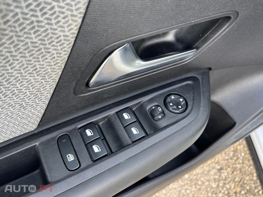 Citroen C4 PureTech 130 Stop&Start EAT8 SHINE