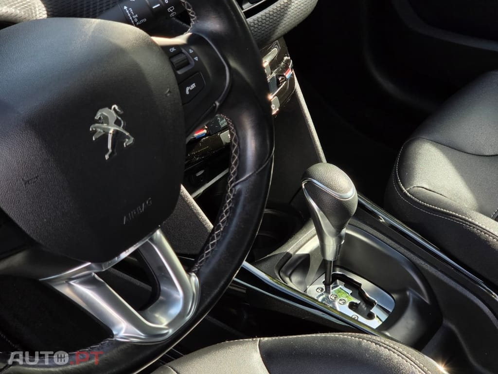 Peugeot 2008 1.2 PureTech Allure EAT6