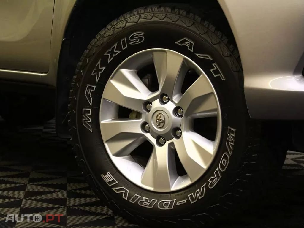Toyota Hilux 2.4 D-4D 4WD Tracker