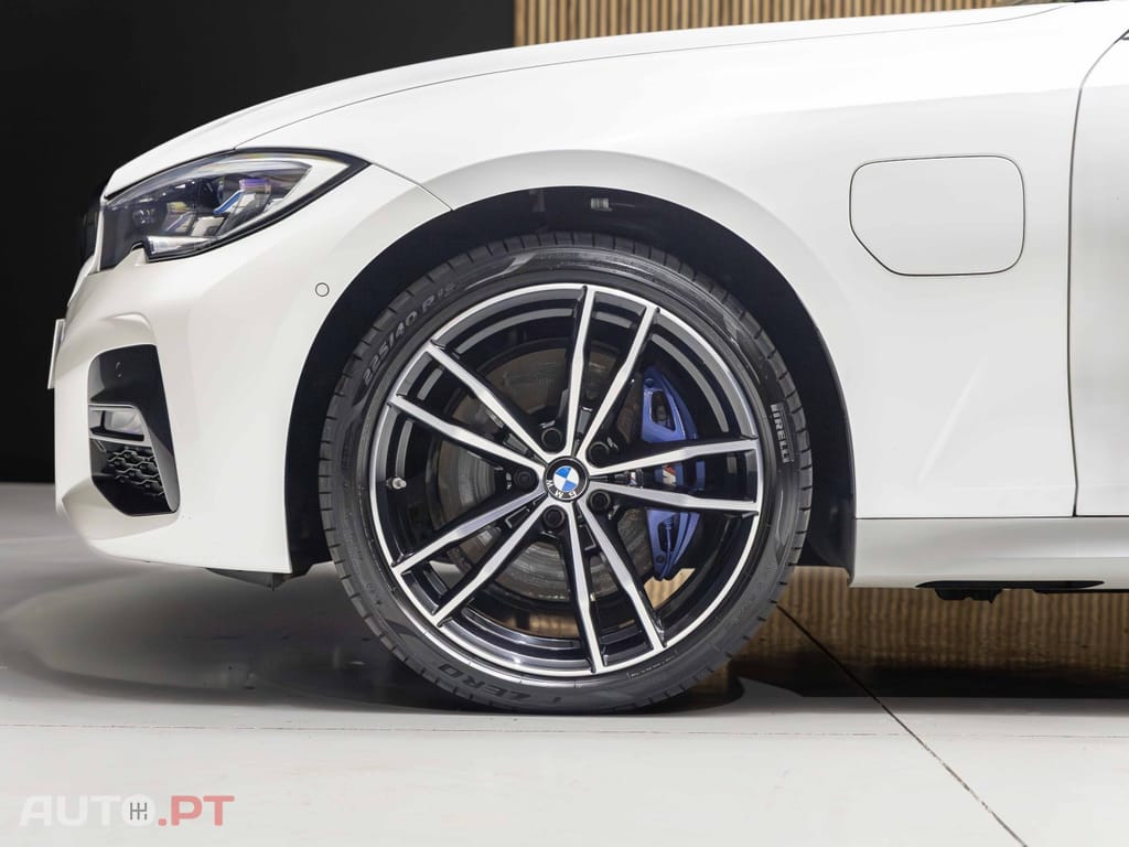 BMW 330 e Touring Pack Desportivo M Pro Auto