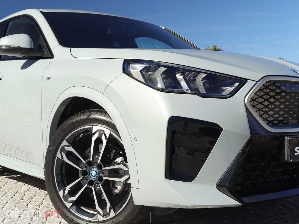BMW iX2 eDrive20 Pack Desportivo M