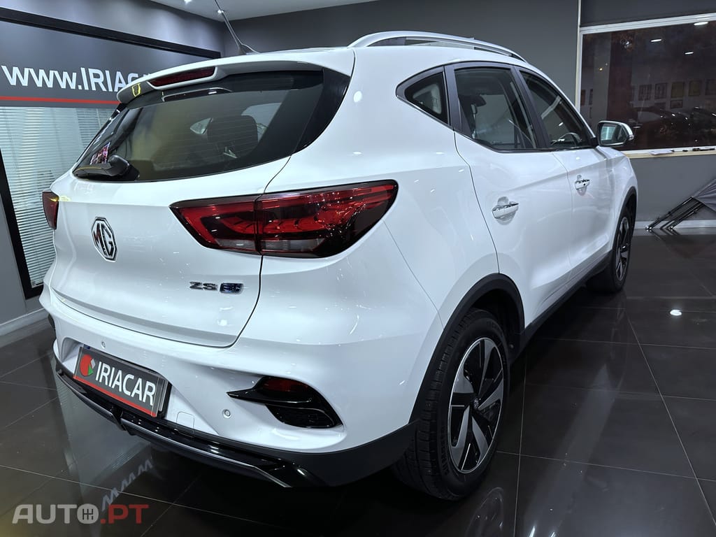 MG ZS Standard Luxury