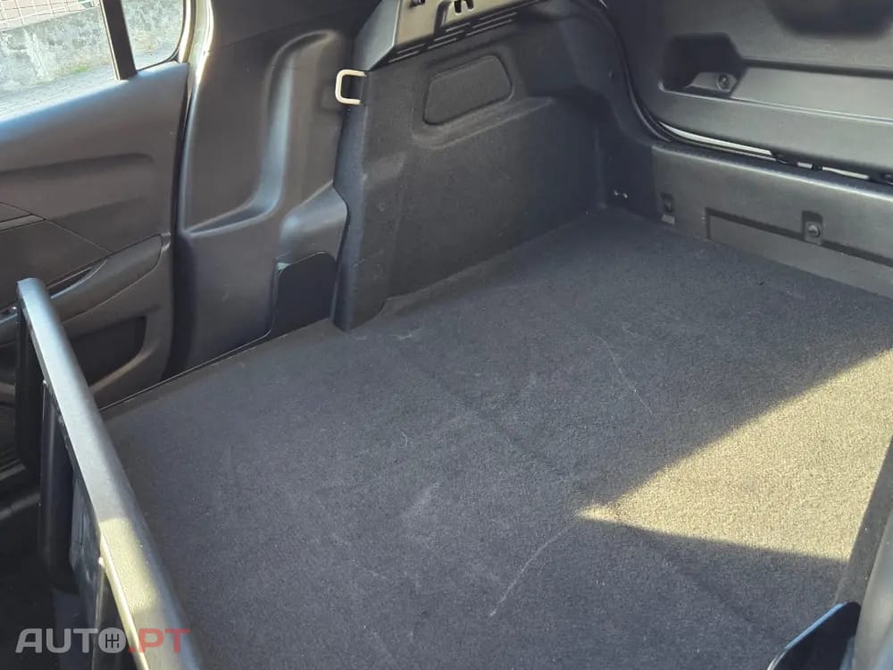 Peugeot E-208 50 kWh Allure ( COMERCIAL )