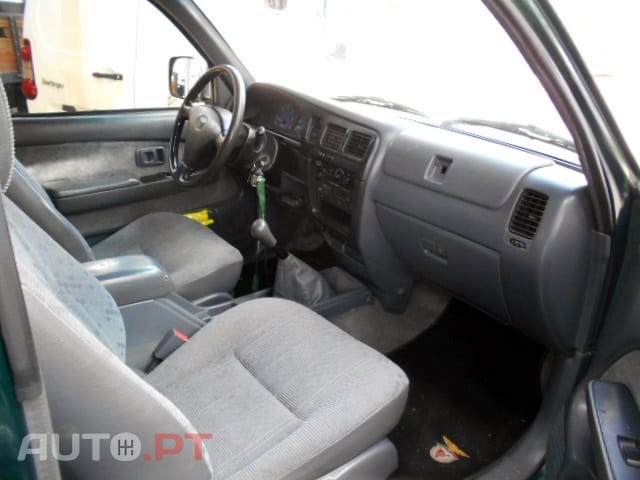 Toyota Hilux X-Cab 4x2 4Lugares