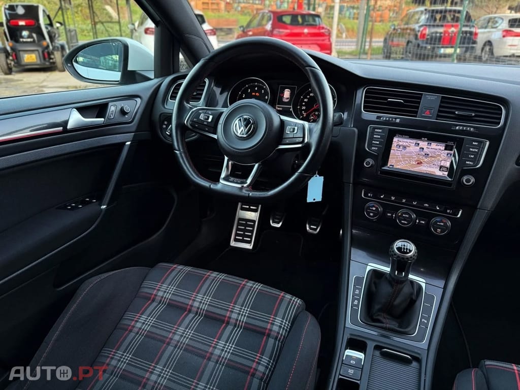 Volkswagen Golf 2.0 TSI GTI